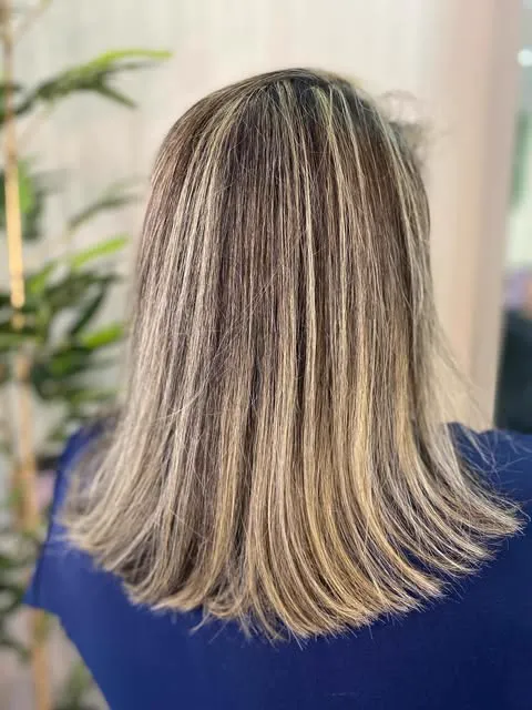 Cabelo na altura dos ombros com mechas loiras, visto de costas